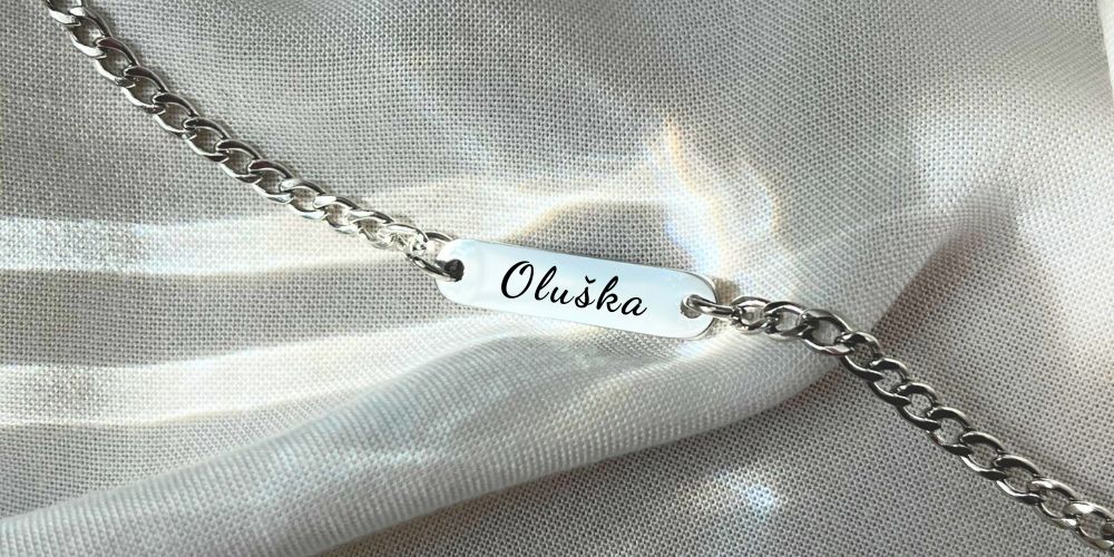 Řetízkový náramek s možností vlastního gravírování Řetízkové náramky s textem na přání, elegantní šperk s vlastním textem a motivem, originální dárek
