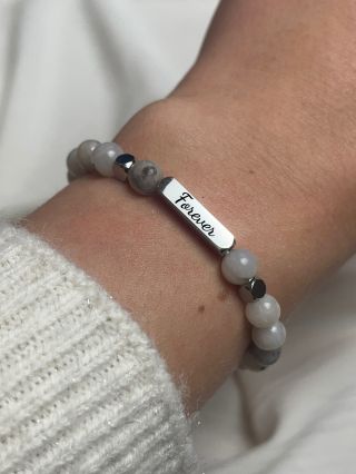 🤍✨ Novinka: korálky Bílý achát - symbol klidu a čisté energie ✨ 🌙 Doplň šperk o gravírování, které mluví za Vás. Více na...